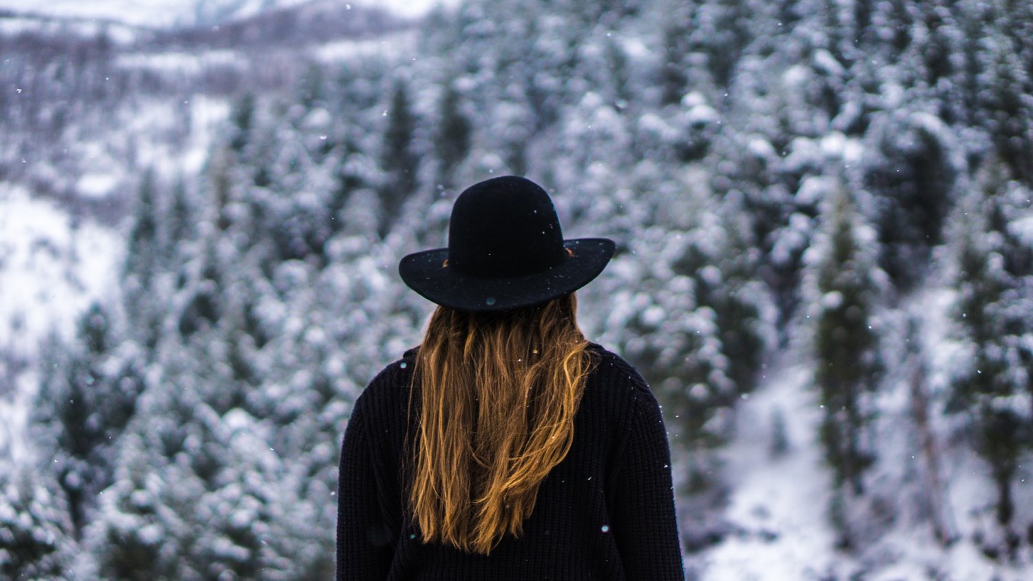 Fot. Pixabay.com / [url=https://pixabay.com/en/woman-forest-black-hat-jacket-1150111/]Unsplash[/url] / [url=https://pixabay.com/en/service/terms/#usage]CCO Public Domain[/url]