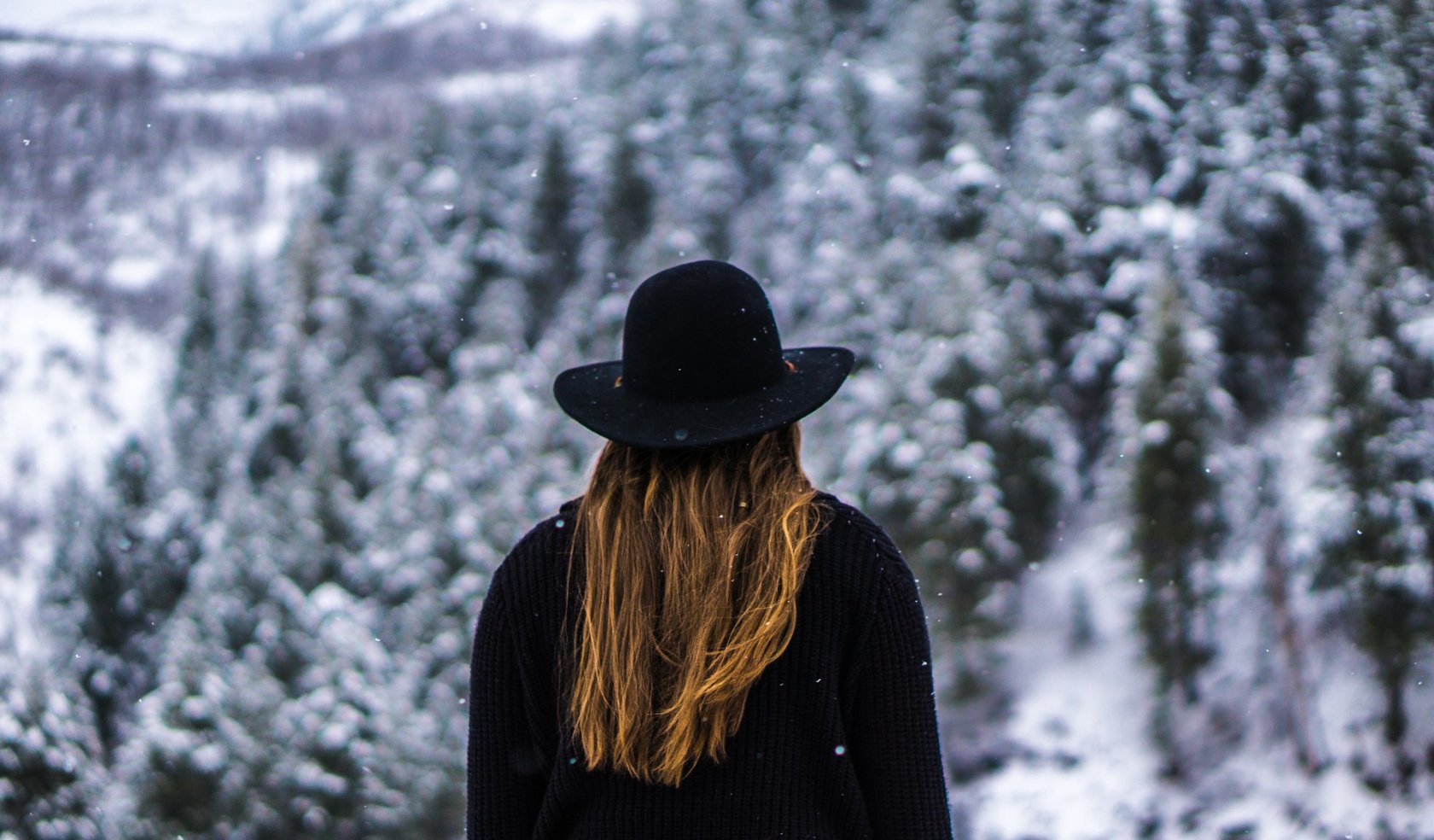 Fot. Pixabay.com / [url=https://pixabay.com/en/woman-forest-black-hat-jacket-1150111/]Unsplash[/url] / [url=https://pixabay.com/en/service/terms/#usage]CCO Public Domain[/url]