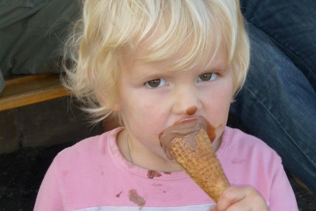 Fot. Pixabay / [url=http://pixabay.com/en/child-ice-ice-cream-cone-ice-eating-419419/]EME[/url] / [url=http://pixabay.com/en/service/terms/#download_terms]CCO Public Domain[/url]