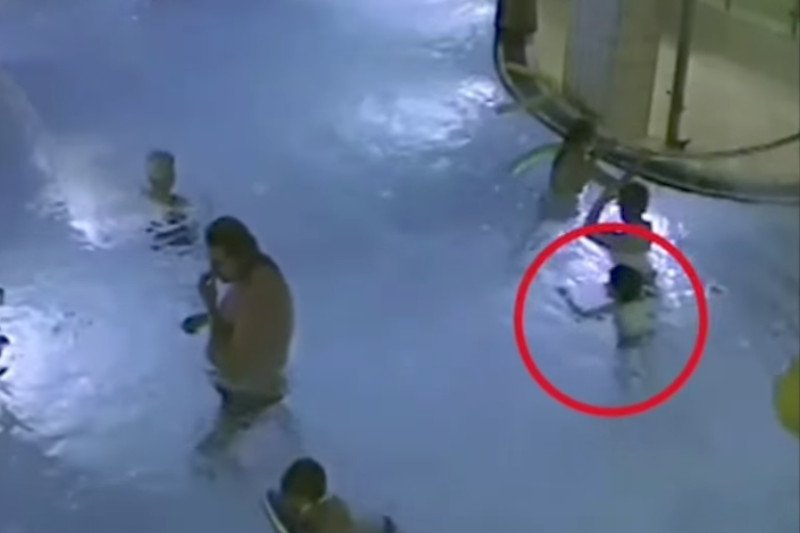 Wstrząsające nagranie z basenu – nieprzytomne dziecko pływa i nikt nie udziela mu pomocy przez 4 minuty.