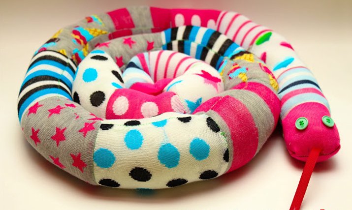 Fot. Gros Grain Fabulous / [url=http://grosgrainfabulous.blogspot.com/2013/05/mismatched-socks-sew-sock-snake.html]Mismatched Socks? Sew a Sock Snake![/url]