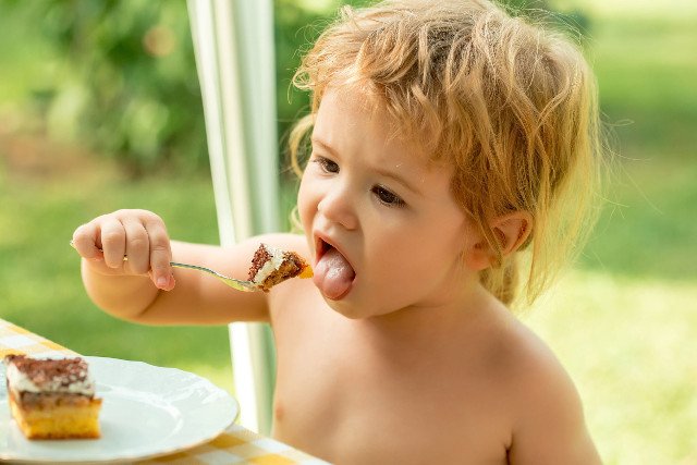 Zwracajmy uwagę na to, co podajemy naszym dzieciom. Kremy czekoladowe z olejem palmowym to nie jest najlepszy wybór.