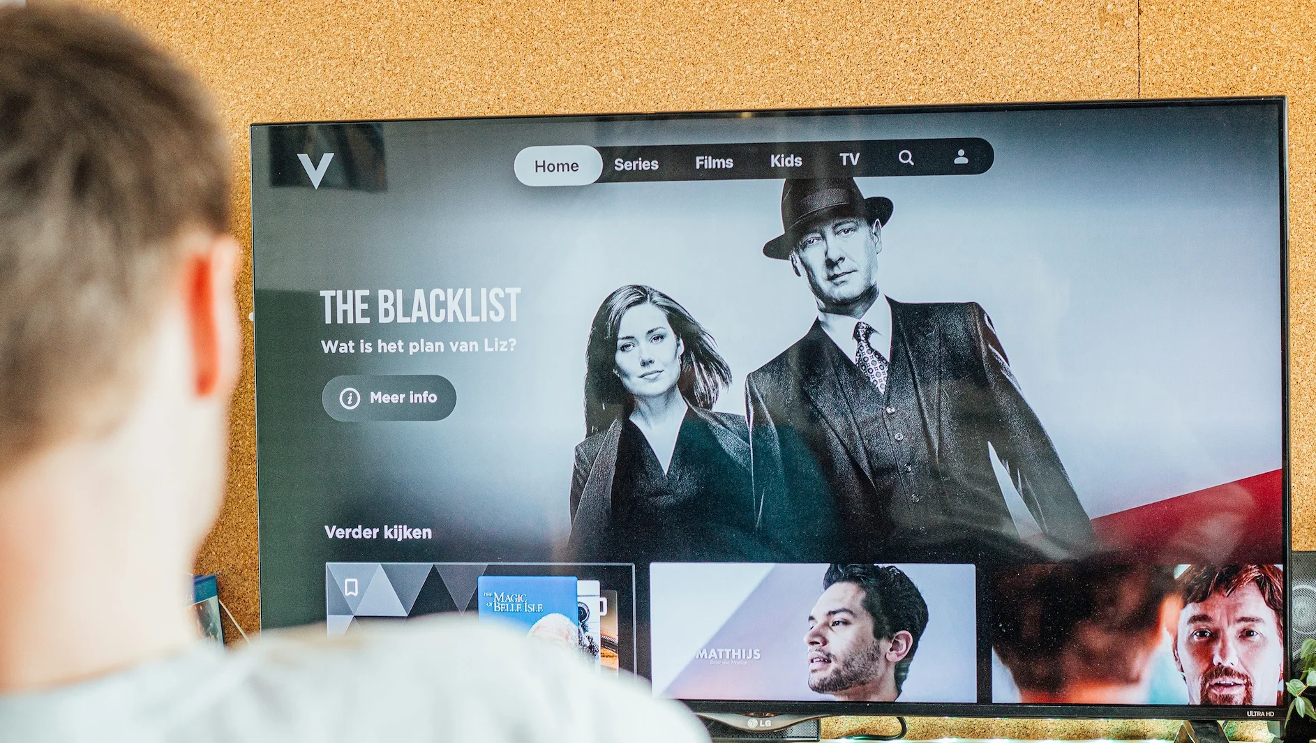 Na zdjęciu nastolatek ogląda serial