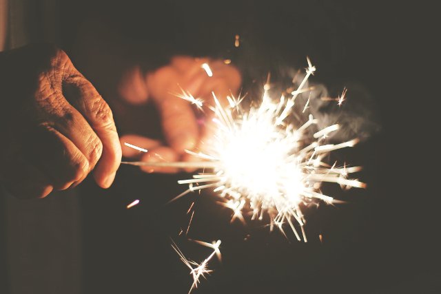 Fot. Pexels / [url=https://www.pexels.com/photo/hands-night-festival-new-year-s-eve-2308/] unsplash.com[/url] / [url=https://www.pexels.com/photo-license/] CC0 License [/url]