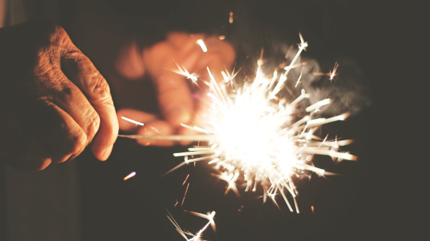 Fot. Pexels / [url=https://www.pexels.com/photo/hands-night-festival-new-year-s-eve-2308/] unsplash.com[/url] / [url=https://www.pexels.com/photo-license/] CC0 License [/url]