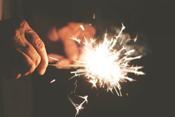 Fot. Pexels / [url=https://www.pexels.com/photo/hands-night-festival-new-year-s-eve-2308/] unsplash.com[/url] / [url=https://www.pexels.com/photo-license/] CC0 License [/url]