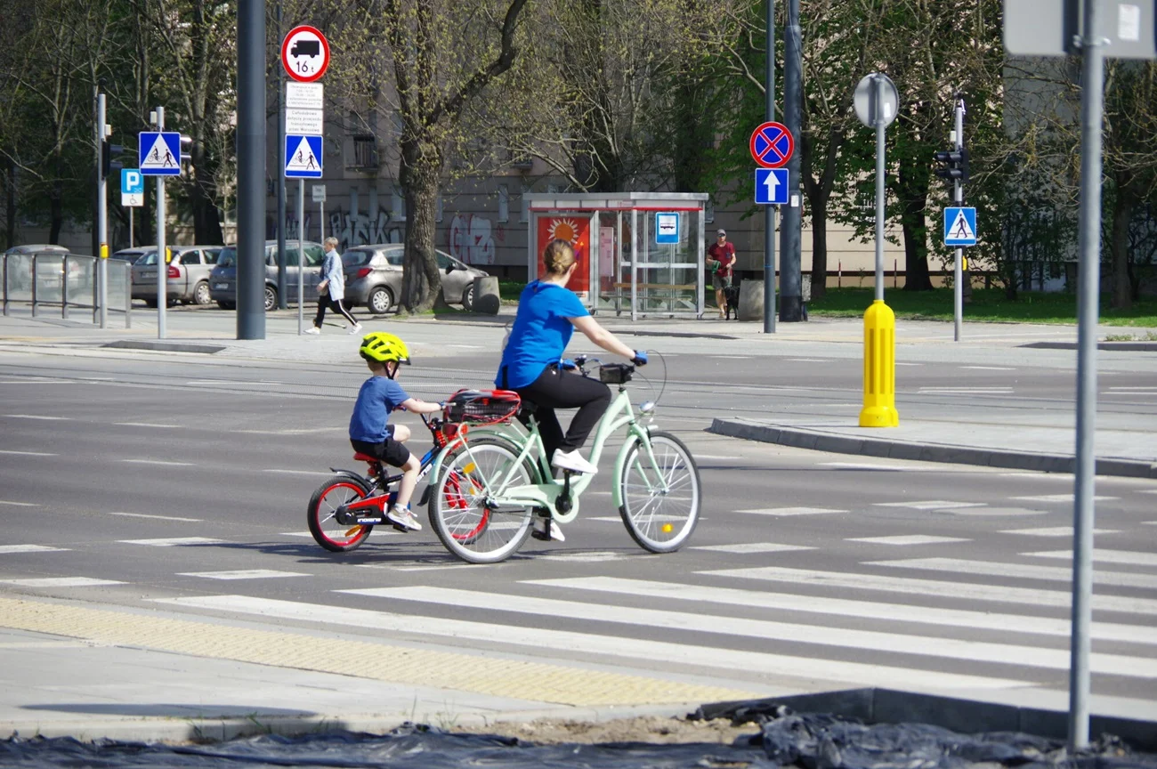 mama i dziecko na rowerze