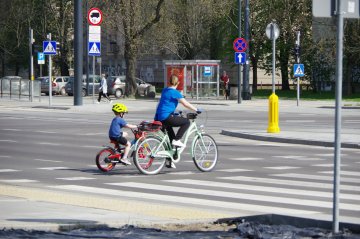 mama i dziecko na rowerze