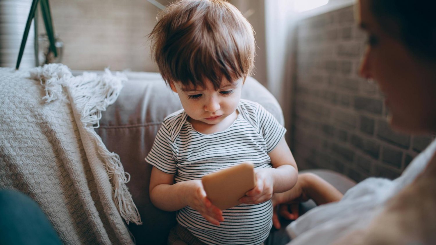 Maluchy mają być odcięte od ekranów. MEN i resort rodziny w jednym froncie