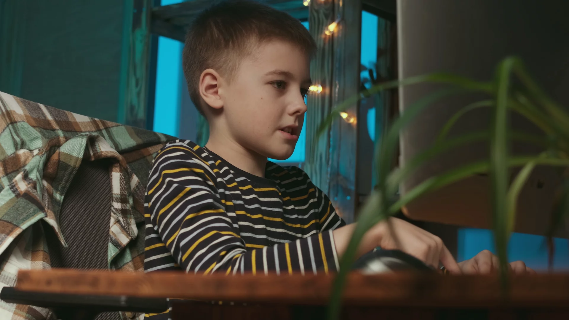 chłopak przed komputerem chłopak przed komputerem