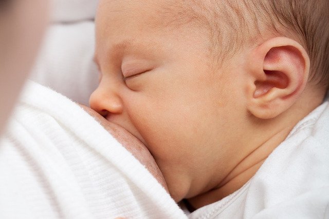Fot. Pixabay / [url=http://pixabay.com/en/baby-breast-breastfeeding-care-21167/]PublicDomainPictures[/url] / [url=http://pixabay.com/en/service/terms/#download_terms]CC0 Public Domain[/url]