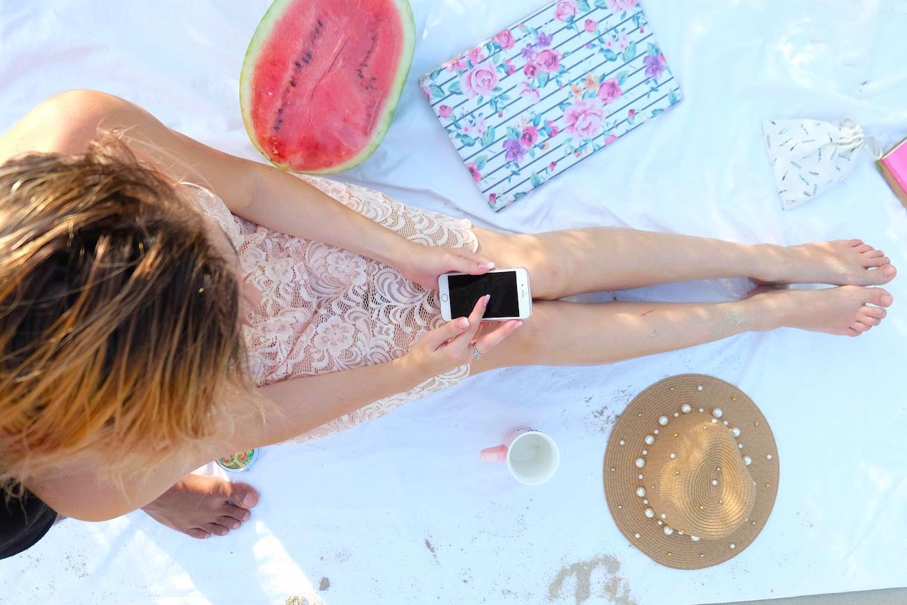 Dziecko płacze, matka scrolluje TikToka. Taki obrazek z plaży już mnie choćby nie dziwi