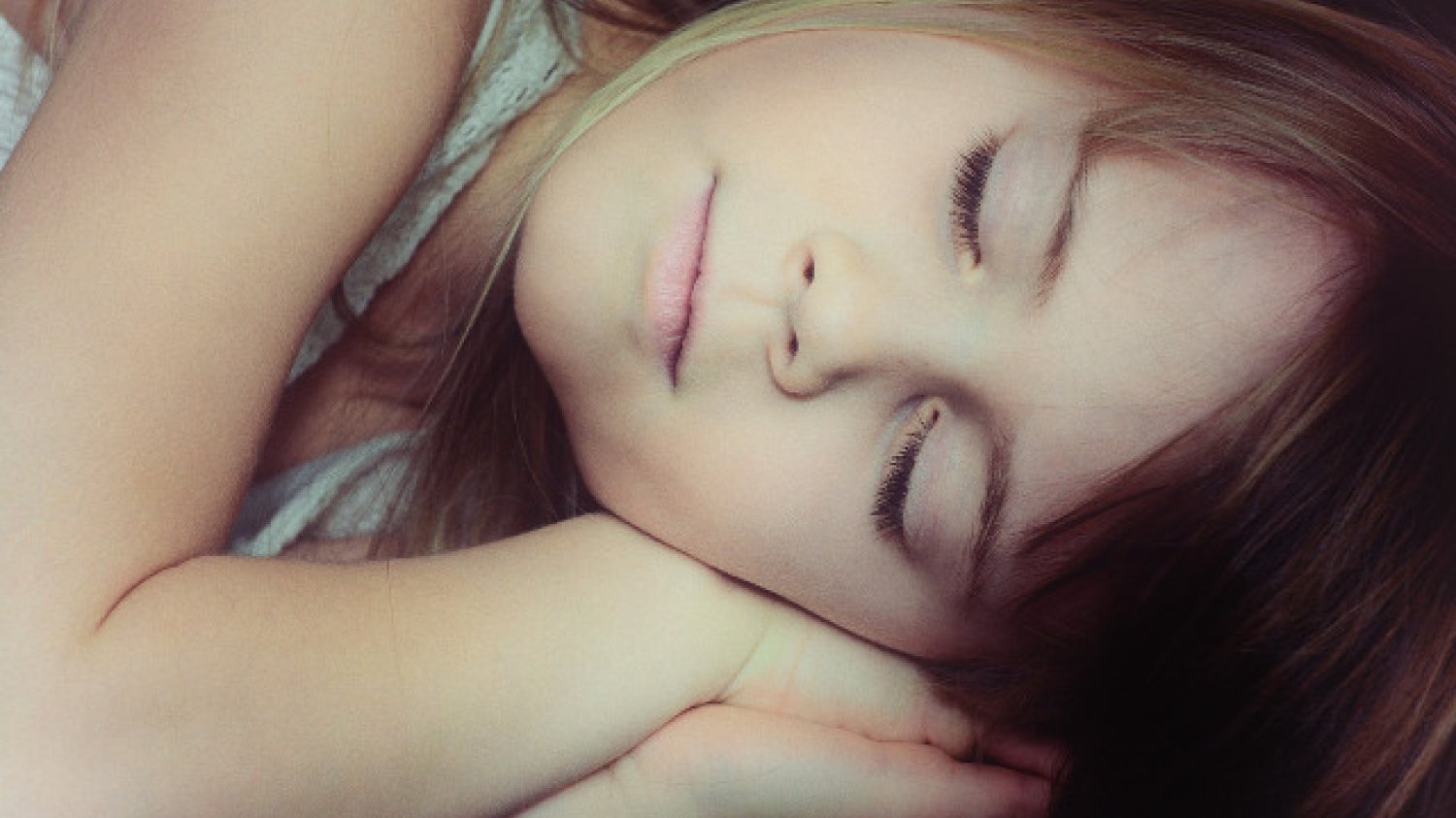 Fot. Pixabay / [url=https://pixabay.com/en/child-girl-face-blond-sleep-666133/]Pezibear[/url] / [url=https://pixabay.com/en/service/terms/#download_terms]CC0 Public Domain[/url]