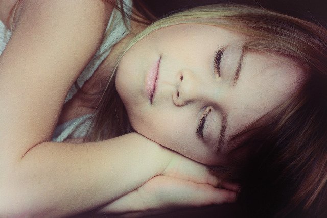 Fot. Pixabay / [url=https://pixabay.com/en/child-girl-face-blond-sleep-666133/]Pezibear[/url] / [url=https://pixabay.com/en/service/terms/#download_terms]CC0 Public Domain[/url]