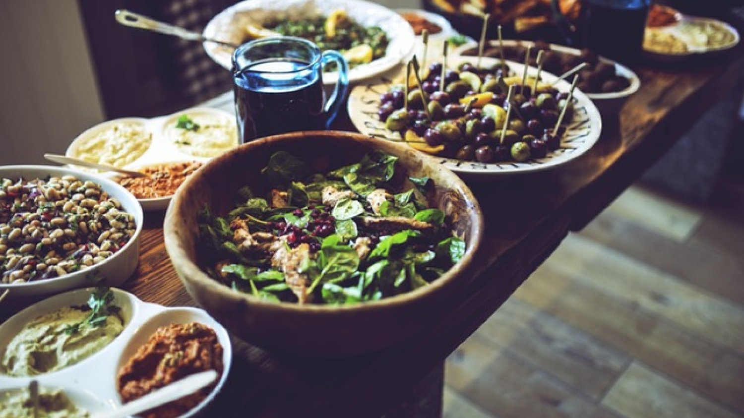 Fot. Pexels / [url=https://www.pexels.com/photo/lunch-table-salad-5876/]kaboompics.com[/url] / [url=https://www.pexels.com/photo-license/]CC0 License[/url]