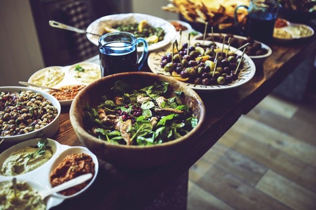 Fot. Pexels / [url=https://www.pexels.com/photo/lunch-table-salad-5876/]kaboompics.com[/url] / [url=https://www.pexels.com/photo-license/]CC0 License[/url]