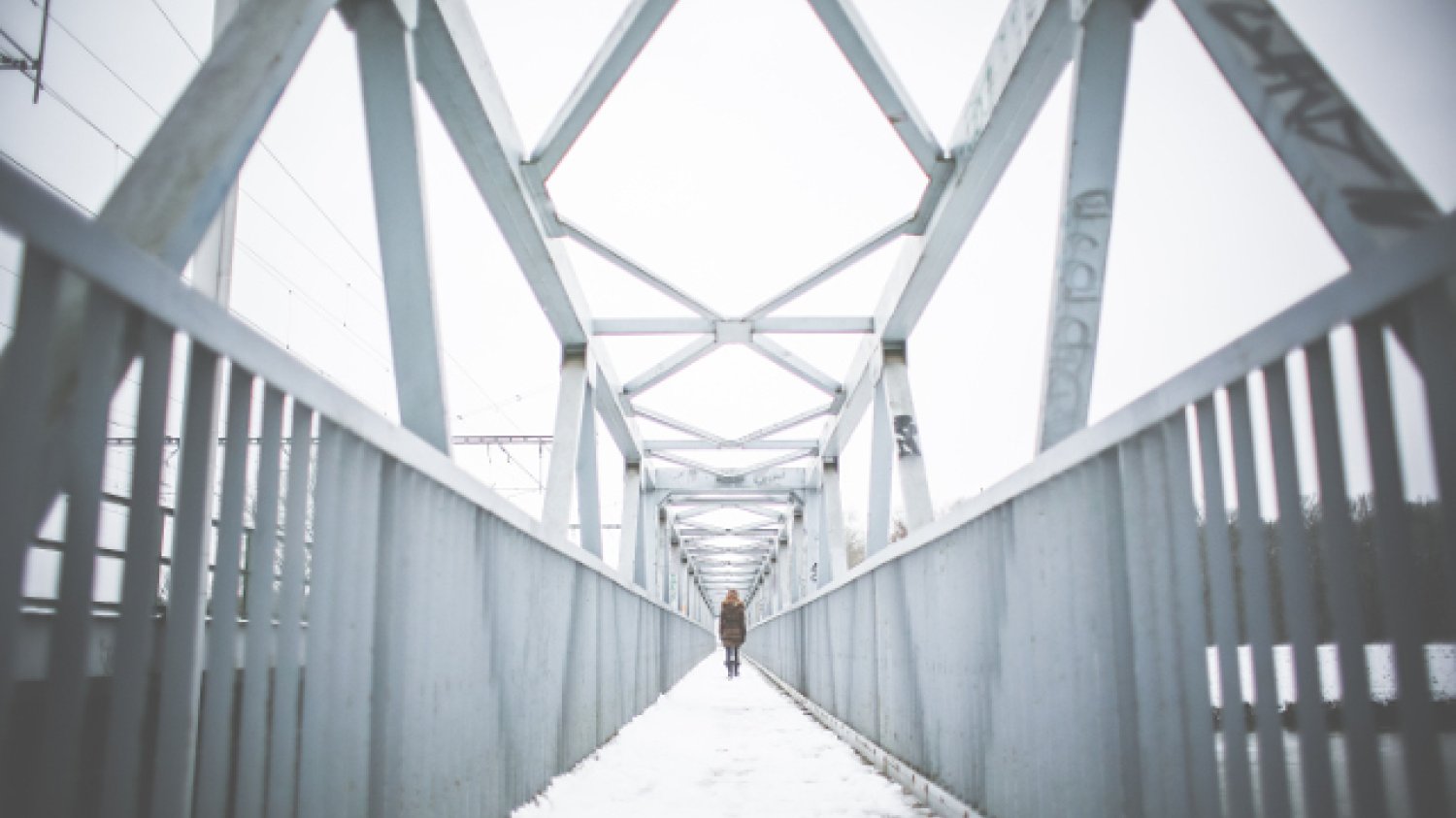 Fot. Picjumbo /[url=https://picjumbo.com/girl-walking-on-steel-bridge-in-winter/]Viktor Hanáček[/url] / [url=http://bit.ly/CC0-PD]CC0 Public Domain[/url]