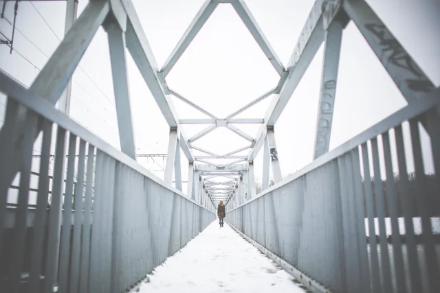 Fot. Picjumbo /[url=https://picjumbo.com/girl-walking-on-steel-bridge-in-winter/]Viktor Hanáček[/url] / [url=http://bit.ly/CC0-PD]CC0 Public Domain[/url]