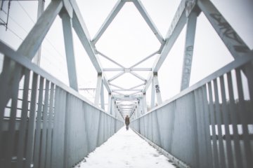 Fot. Picjumbo /[url=https://picjumbo.com/girl-walking-on-steel-bridge-in-winter/]Viktor Hanáček[/url] / [url=http://bit.ly/CC0-PD]CC0 Public Domain[/url]