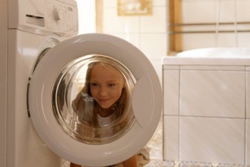 pralka, mycie pralki, czyszczenie filtra pralki, jak wyczyścić szufladkę na proszek do prania, jak wyczyścić zżółkniętą obudowę pralki