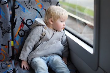 małe dziecko w tramwaju