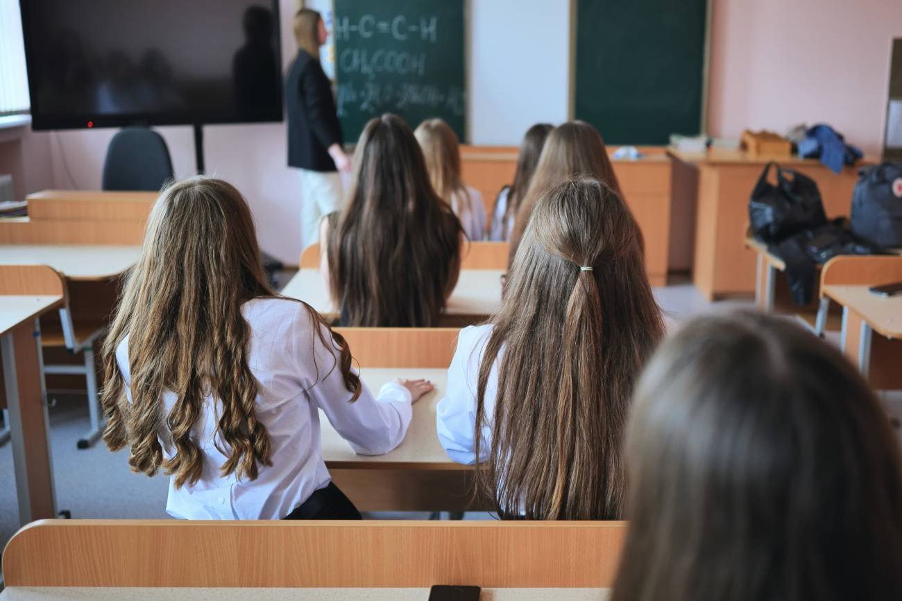 Uczniowie na lekcji w klasie. Uczniowie na lekcji w klasie.