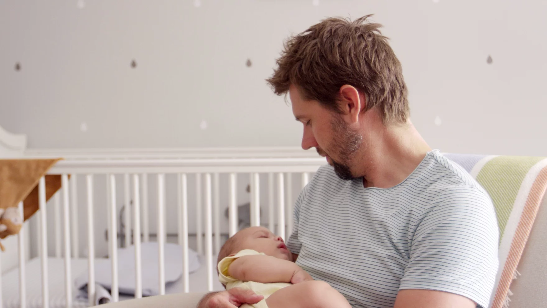 Na zdjęciu tata trzyma noworodka.