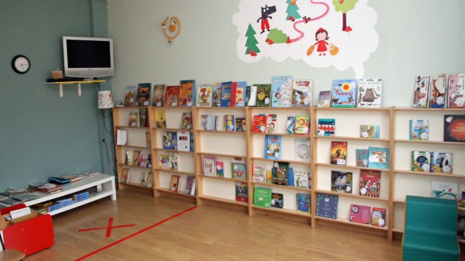 Dzieci czasem oglądają bajki w przedszkolu.