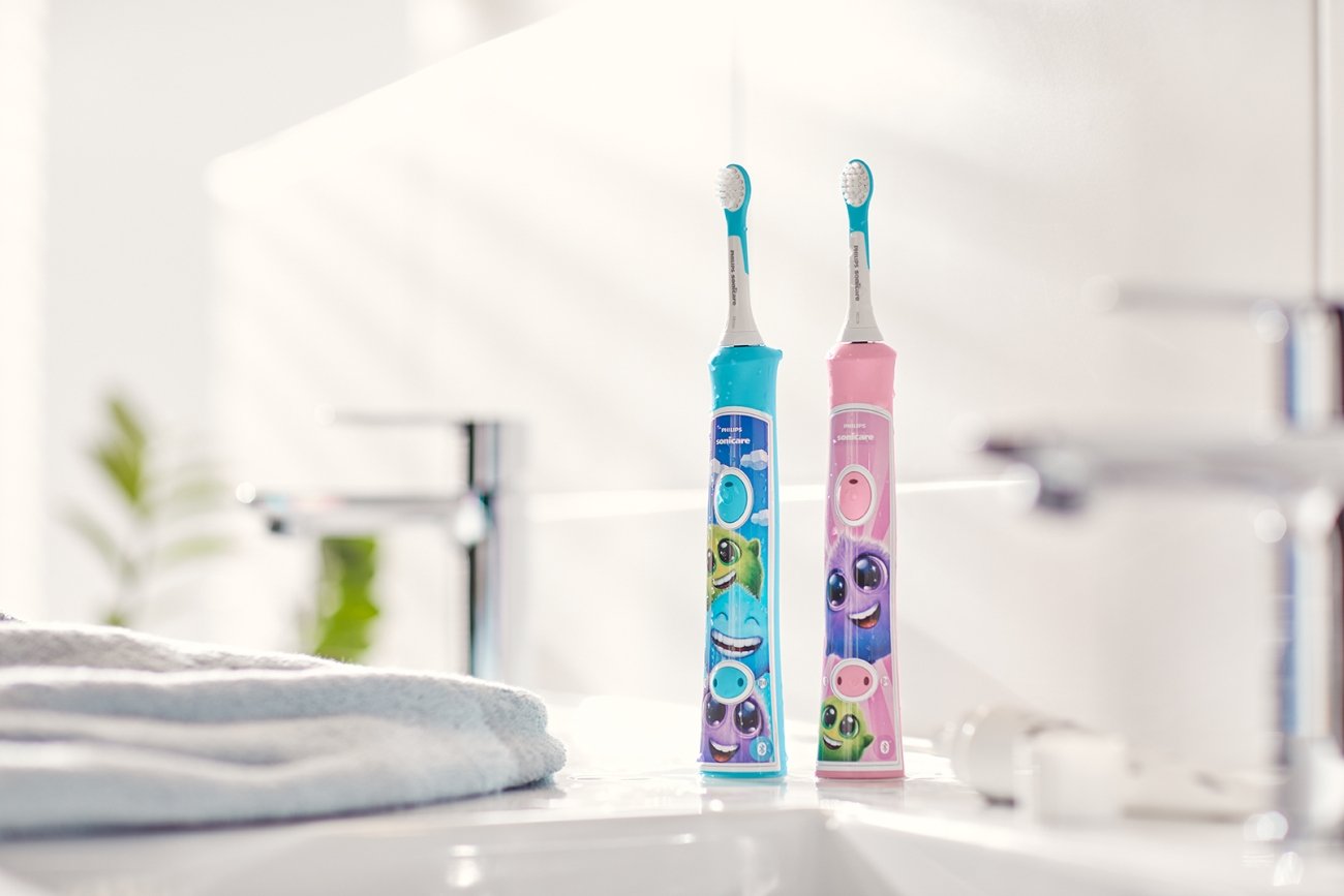Philips Sonicare For Kids to elektroniczna szczoteczka soniczna do mycia zębów z interaktywną aplikacją mobilną. Stanowi ciekawą propozycję na oryginalny prezent świąteczny dla dziecka.