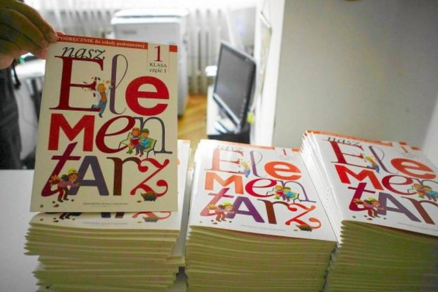 Czy Polakowi nie da się dogodzić? Potajemne zbiórki pieniędzy na materiały uzupełniające do nauki. "Nasz Elementarz" znów jest powodem sporów.