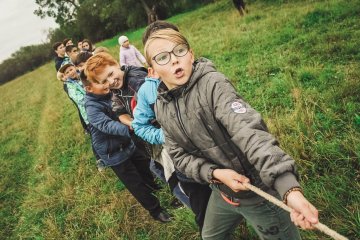 Dzieci bawią się w przeciąganie liny, co ma symbolizować dążenie do odnoszenia sukcesów.