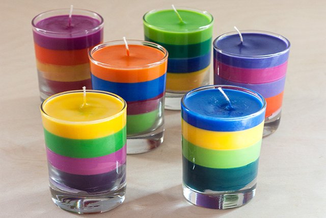 Fot. Adventures in making / [url=http://adventures-in-making.com/diy-crayon-candles/] DIY: Crayon candles[/url]