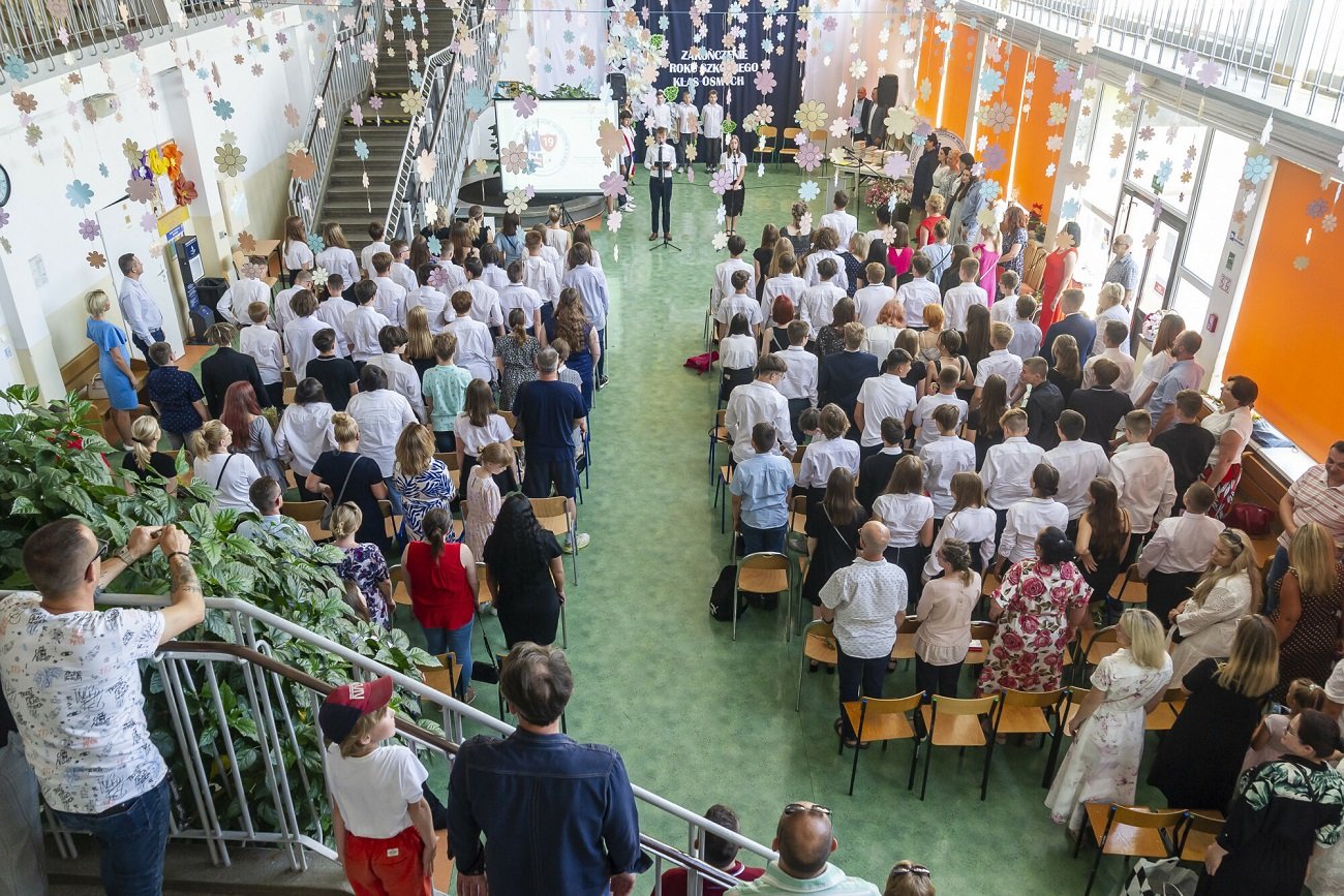 Mam dość jawnego przekupstwa. Pedagog: "Myślą, iż biżuteria wystarczy"