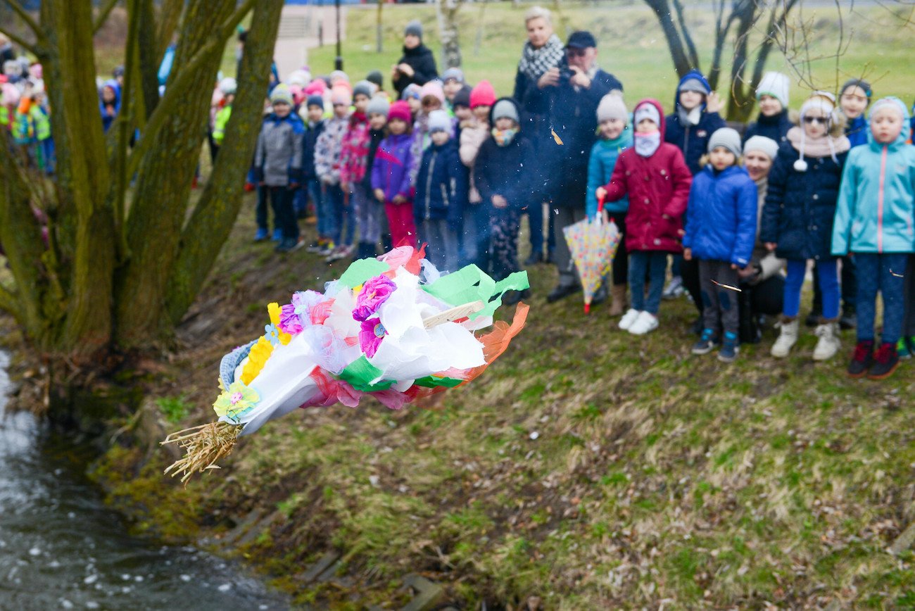 Dlaczego topimy marzannę? Zaskakująca prawda, którą skrywa ten tradycyjny rytuał