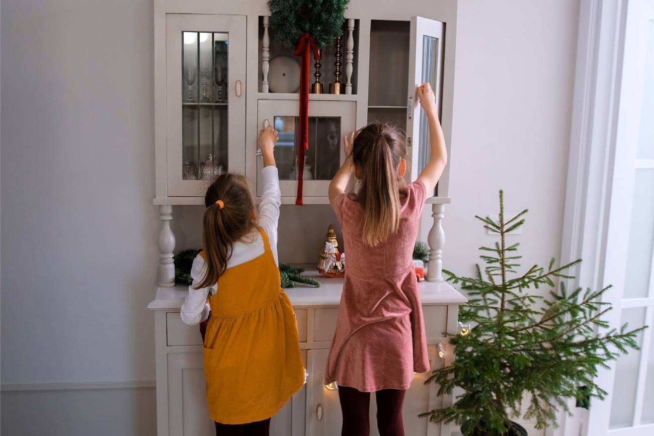 Dzieci sprzątają szafki przed świętami Bożego Narodzenia.