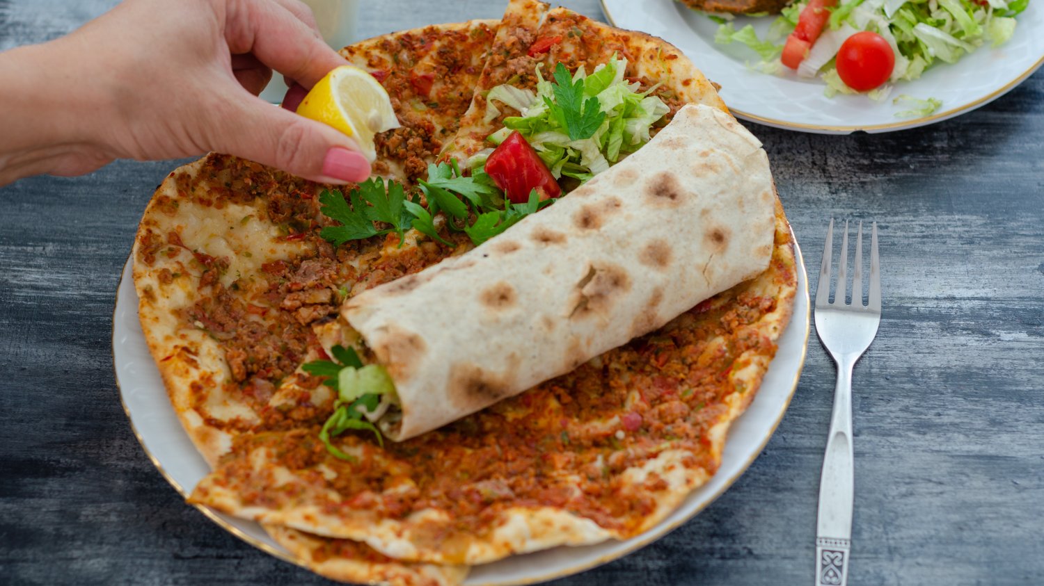 Lahmacun, turecka pizza, prosty przepis, pizza bez sosu pomidorowego, kuchnie świata, co na obiad