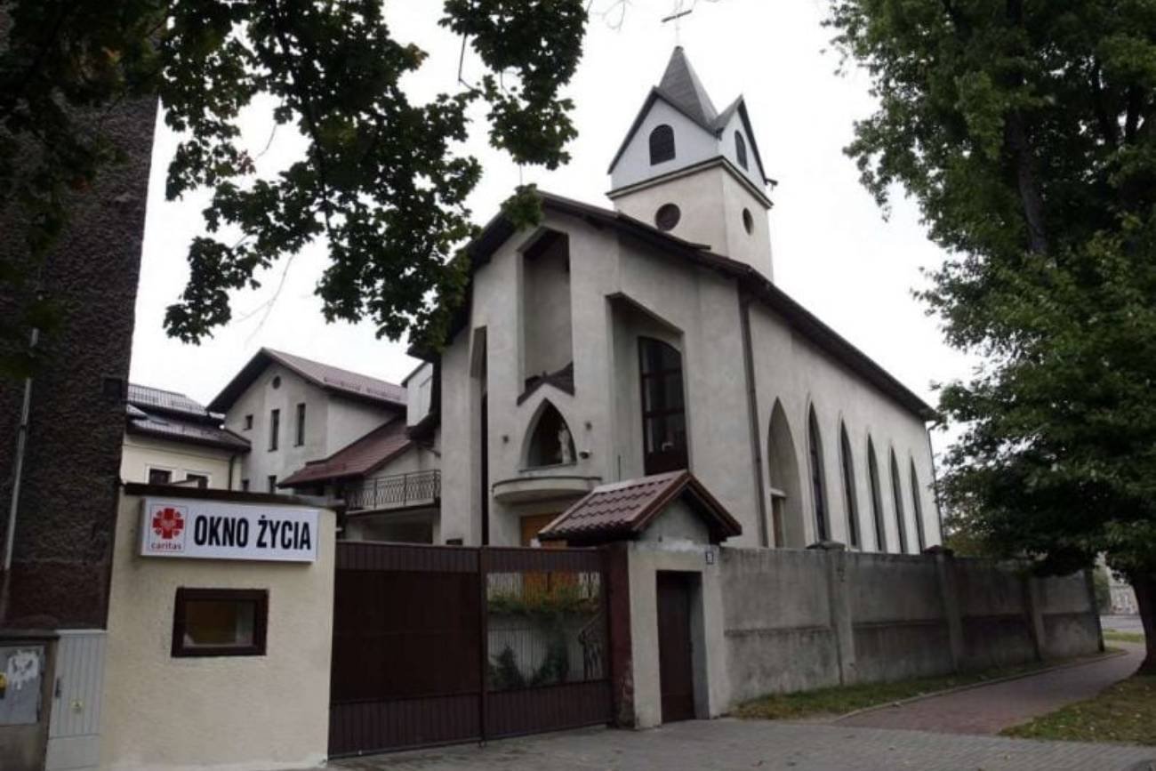 Kościół i napis: "okno życia"