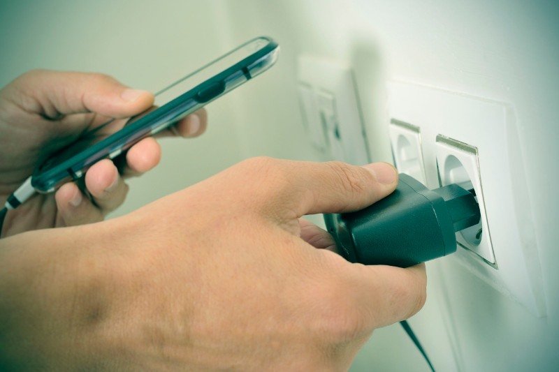 Dwulatka zmarła po tym, jak wsadziła do ust kabel od ładowarki