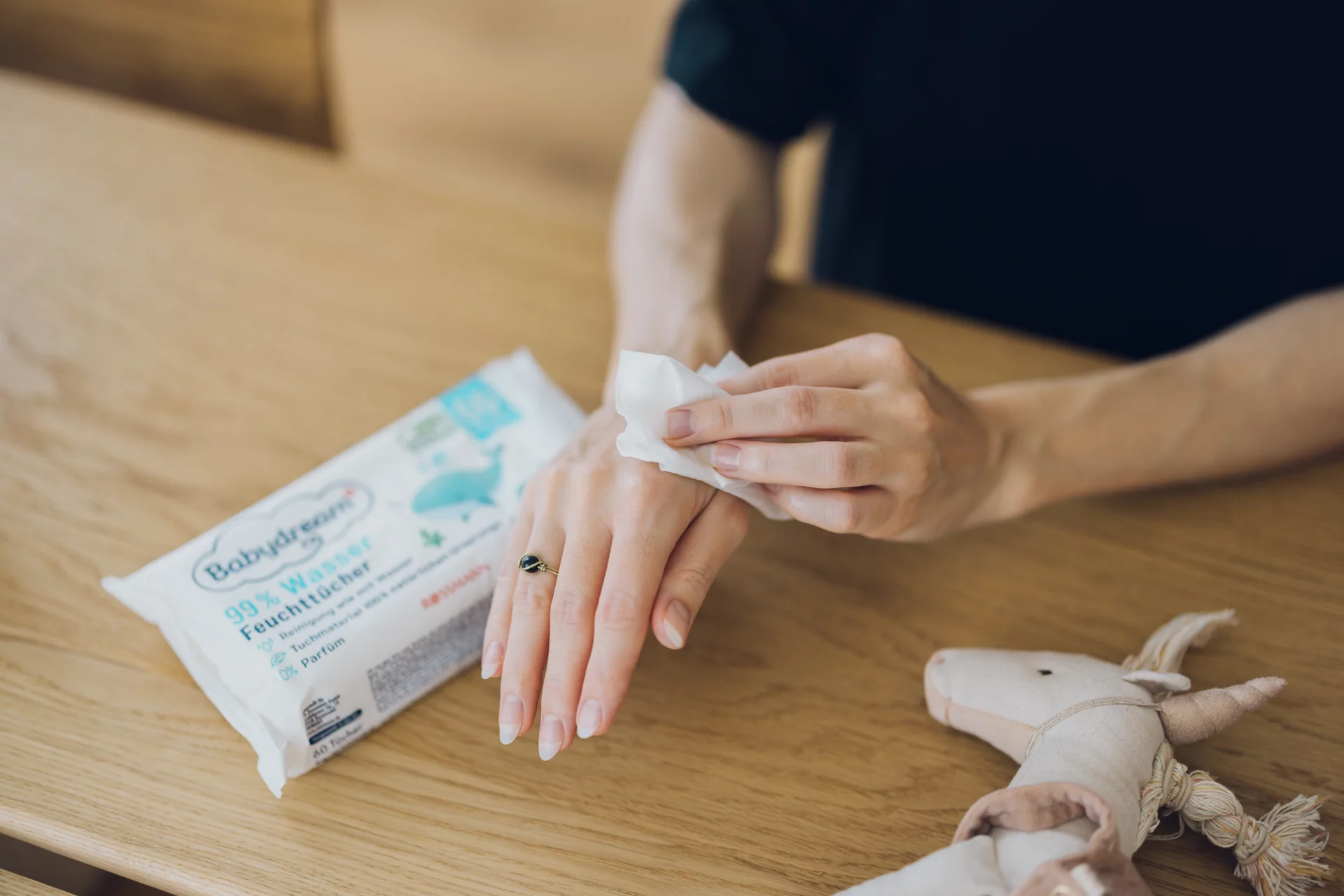 Chusteczki nasączane w 99 procentach wodą od Babydream. Chusteczki nasączane w 99 procentach wodą od Babydream.