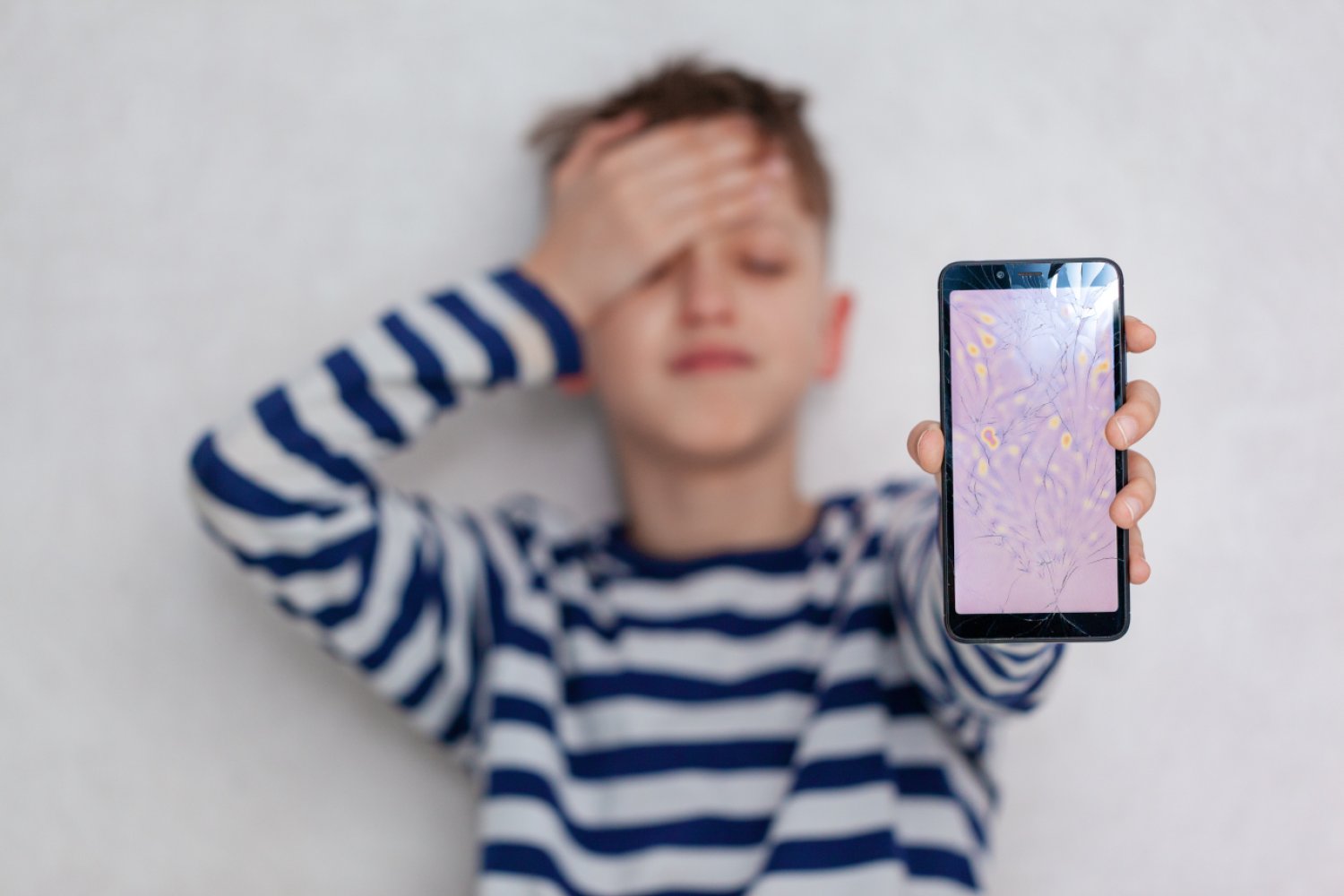 porażka, dziecko, zniszczony telefon