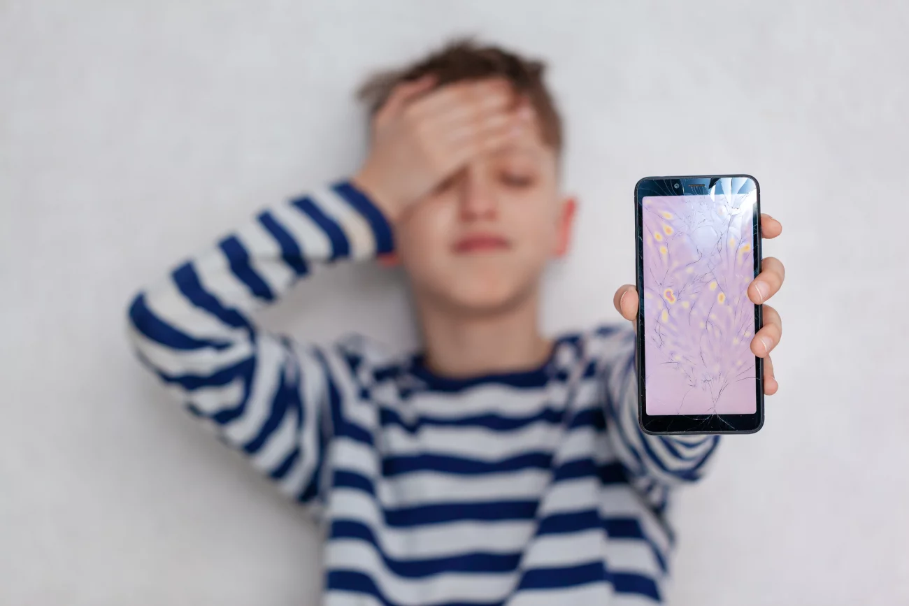 porażka, dziecko, zniszczony telefon