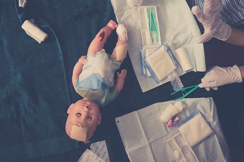 Szpital dla zarażonych koronawirusem lalek i "bezpieczny" odstęp między pluszakami. W dziecięcych zabawach odbija się ich patrzenie na świat w czasie pandemii.