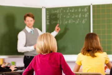 Nauczyciel prowadzi lekcję matematyki w klasie.