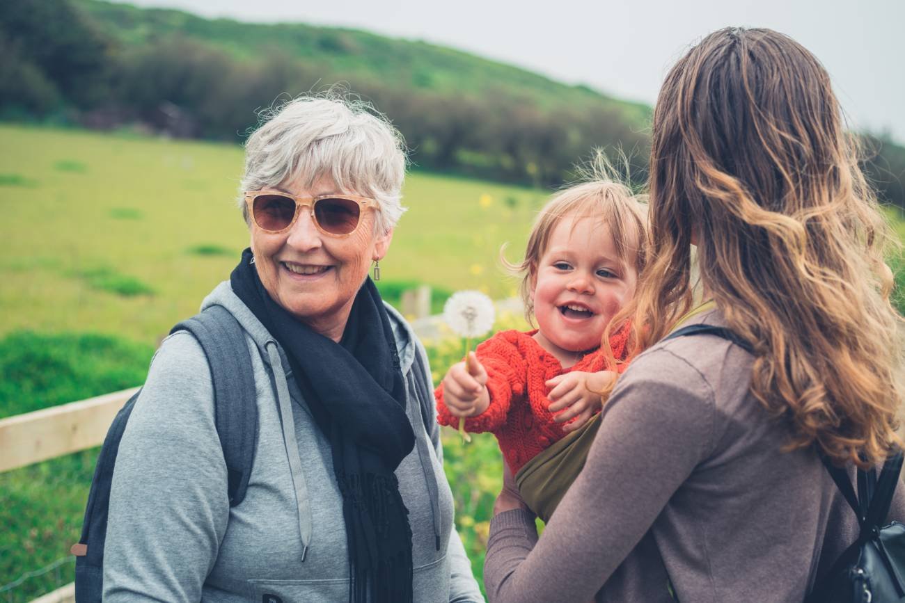 Trzy pokolenia: dziecko, mama i babcia.