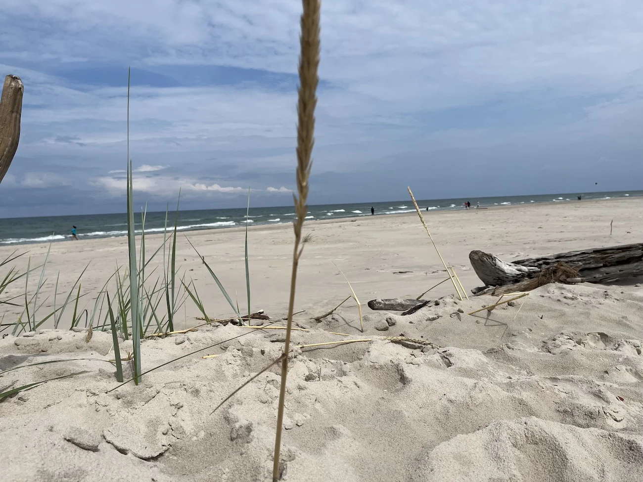pusta plaża w Łebie w środku sezonu