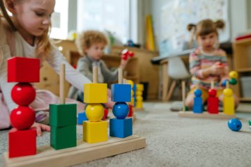 Przedszkolaki potrzebują bliskości i czułości, by czuć się bezpiecznie i pewnie.