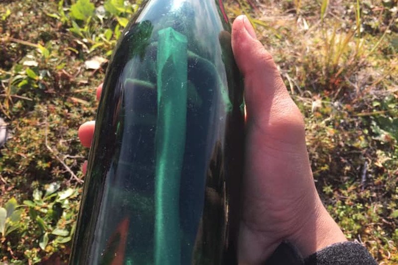 Mężczyzna znalazł list w butelce, szuka nadawcy