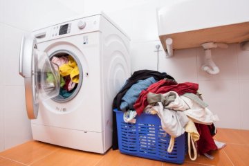 Folia aluminiowa w praniu. To trik na elektryzujące się ubrania
