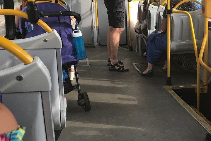 Rodzice przewinęli dziecko w tramwaju. Pasażerowie wściekli