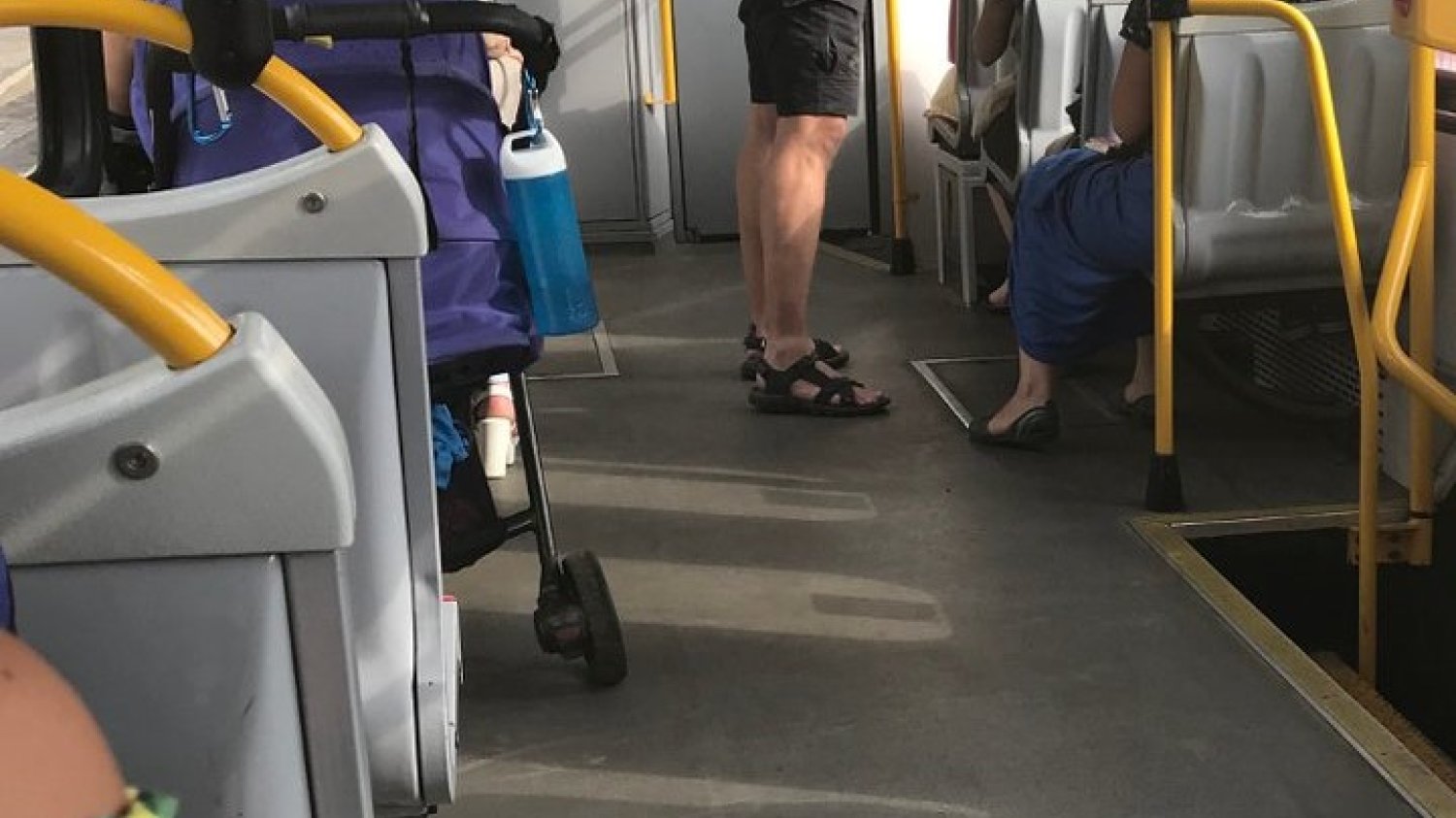 Rodzice przewinęli dziecko w tramwaju. Pasażerowie wściekli